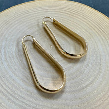 Load image into Gallery viewer, Preloved 18ct Gold Hoops
