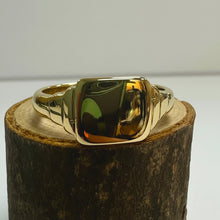 Load image into Gallery viewer, Preloved 18ct Yellow Gold Signet Ring