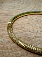 Load image into Gallery viewer, Preloved 9ct Yellow Gold Hinged Patterned Bangle
