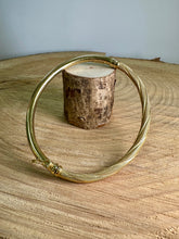 Load image into Gallery viewer, Preloved 9ct Yellow Gold Hinged Patterned Bangle