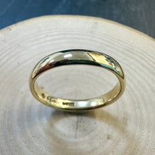 Load image into Gallery viewer, Pre-loved 9ct Yellow Gold Heavy Court Wedding Ring
