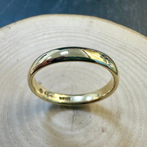 Pre-loved 9ct Yellow Gold Heavy Court Wedding Ring