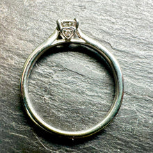 Load image into Gallery viewer, Preloved 18ct Diamond Solitare Ring