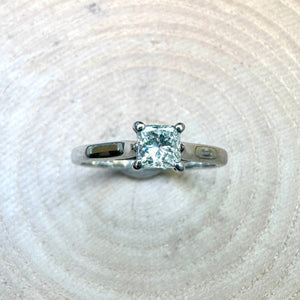 Pre-loved Platinum and 0.35ct Diamond Engagement Ring