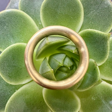 Load image into Gallery viewer, Pre-loved 18ct Yellow Gold Ring With Spinning Pearl Centre