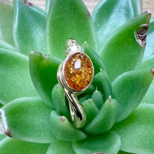 Load image into Gallery viewer, Pre-Loved 14ct Yellow Gold &amp; Amber Ring
