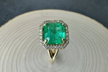 Load image into Gallery viewer, 18ct Yellow Gold 2.23ct African Emerald & Diamond Ring