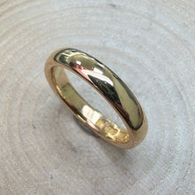 Load image into Gallery viewer, Pre-loved 22ct Yellow Gold Wedding Band
