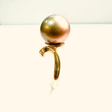 Load image into Gallery viewer, 18ct Yellow Gold Grey Pearl Ring with Gold Swirl
