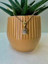 Load image into Gallery viewer, Preloved 18ct Gold Princess cut Diamond Pendant &amp; Hayseed Chain
