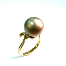 Load image into Gallery viewer, 18ct Yellow Gold Grey Pearl Ring with Gold Swirl
