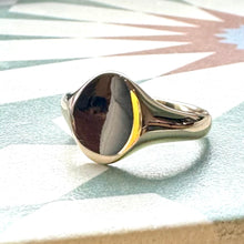 Load image into Gallery viewer, Preloved 9ct Oval Signet Ring
