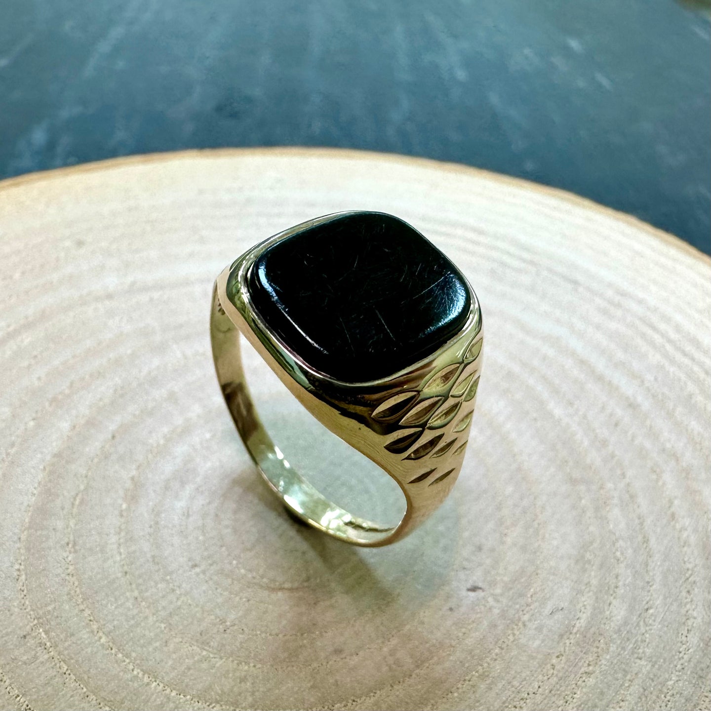 Preloved 9ct Yellow Gold Onyx Signet Ring, Patterned Shoulders
