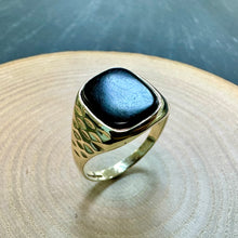 Load image into Gallery viewer, Preloved 9ct Yellow Gold Onyx Signet Ring, Patterned Shoulders
