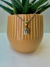 Load image into Gallery viewer, Preloved 18ct Gold Princess cut Diamond Pendant &amp; Hayseed Chain
