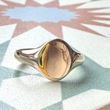 Load image into Gallery viewer, Preloved 9ct Oval Signet Ring
