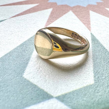 Load image into Gallery viewer, Preloved 9ct Round Signet Ring
