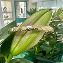 Load image into Gallery viewer, Preloved 9ct Yellow Gold Hinged Bangle
