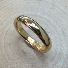 Load image into Gallery viewer, Pre-loved 22ct Yellow Gold Wedding Band
