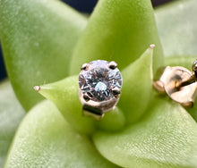Load image into Gallery viewer, Preloved 9ct Diamond Claw Studs
