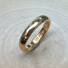 Load image into Gallery viewer, Pre-loved 22ct Yellow Gold Wedding Band
