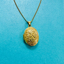 Load image into Gallery viewer, Preloved 9ct Gold Patterned Locket and Chain

