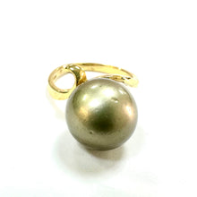 Load image into Gallery viewer, 18ct Yellow Gold Grey Pearl Ring with Gold Swirl

