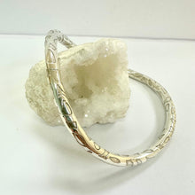 Load image into Gallery viewer, Preloved Sterling Silver 5mm Round Wire Wavy Patterned Bangle
