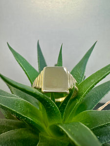 Preloved 9ct Yellow Gold Square Faced Signet Ring