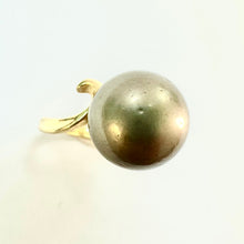 Load image into Gallery viewer, 18ct Yellow Gold Grey Pearl Ring with Gold Swirl
