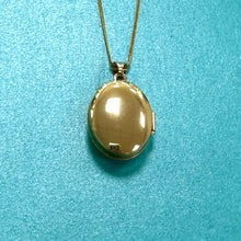 Load image into Gallery viewer, Preloved 9ct Gold Patterned Locket and Chain
