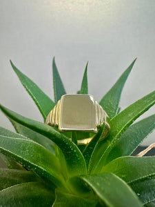 Preloved 9ct Yellow Gold Rectangle Signet Ring