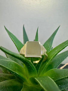 Preloved 9ct Yellow Gold Square Faced Signet Ring