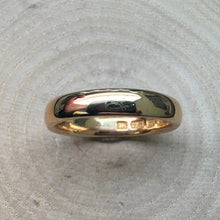 Load image into Gallery viewer, Pre-loved 22ct Yellow Gold Wedding Band
