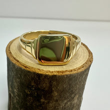 Load image into Gallery viewer, Preloved 18ct Yellow Gold Signet Ring
