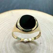 Load image into Gallery viewer, Pre-Loved 9ct Yellow Gold Signet Ring With Onyx
