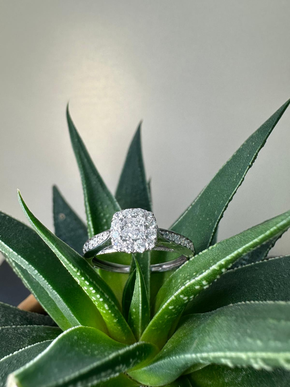 Preloved 9ct White Gold Diamond Halo Ring