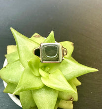 Load image into Gallery viewer, Preloved 18ct Yellow Gold Signet Ring
