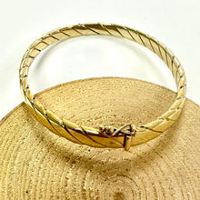 Load image into Gallery viewer, Preloved 9ct Yellow Gold Hinged Bangle

