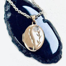 Load image into Gallery viewer, Preloved 9ct Yellow Gold Oval Locket
