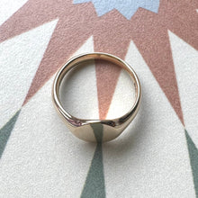 Load image into Gallery viewer, Preloved 9ct Oval Signet Ring
