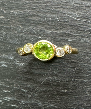 Load image into Gallery viewer, 9ct Yellow Gold Peridot &amp; Diamond Staggered Ring
