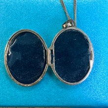Load image into Gallery viewer, Preloved 9ct Gold Patterned Locket and Chain
