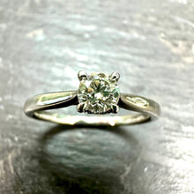 Load image into Gallery viewer, Preloved 18ct Diamond Solitare Ring
