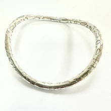 Load image into Gallery viewer, Preloved Sterling Silver 5mm Round Wire Wavy Patterned Bangle
