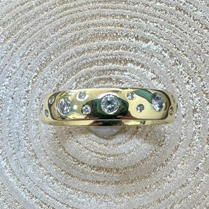 Pre-Loved 18ct Gold 4mm Band With Scattered Diamonds