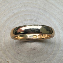 Load image into Gallery viewer, Pre-loved 22ct Yellow Gold Wedding Band
