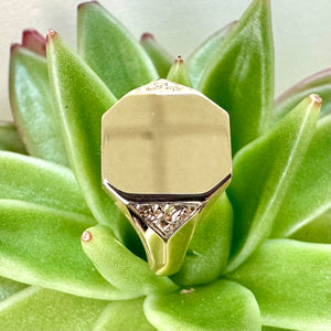 Pre-loved 9ct Yellow Gold Signet Ring with Engraved Shoulders