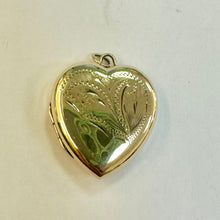 Load image into Gallery viewer, Preloved 9ct Yellow Gold Engraved Heart Locket
