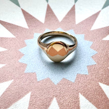 Load image into Gallery viewer, Preloved 9ct Oval Signet Ring
